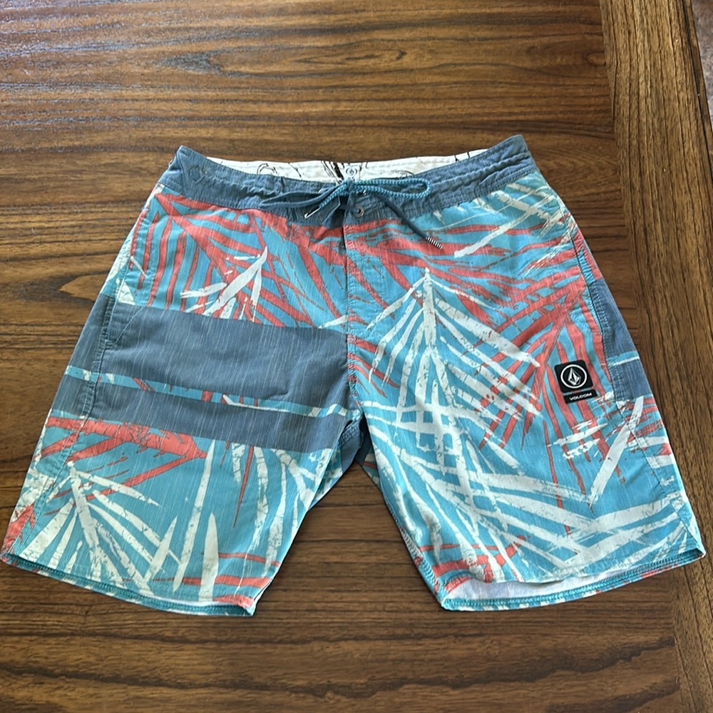 Men’s Volcom Slingers Boardshorts Size 32 EUC